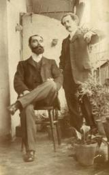 Manuel i Agustín Soro al balcó de casa. 1909. Foto cedida por Maria Luisa Algans. Finestres de la memòria