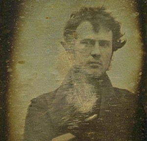Robert Cornelius, es un autoretrato. 1firstportraitever. 1839 (1)
